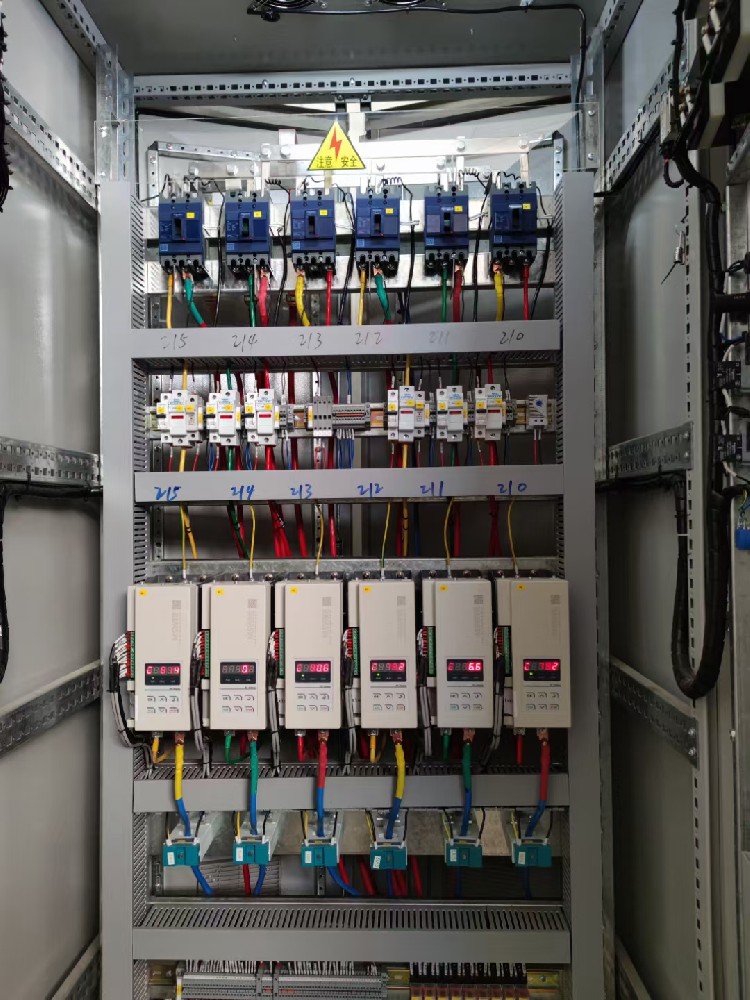 在电力调整器设计中，若何处置电源抖动和电网脉动的影响？