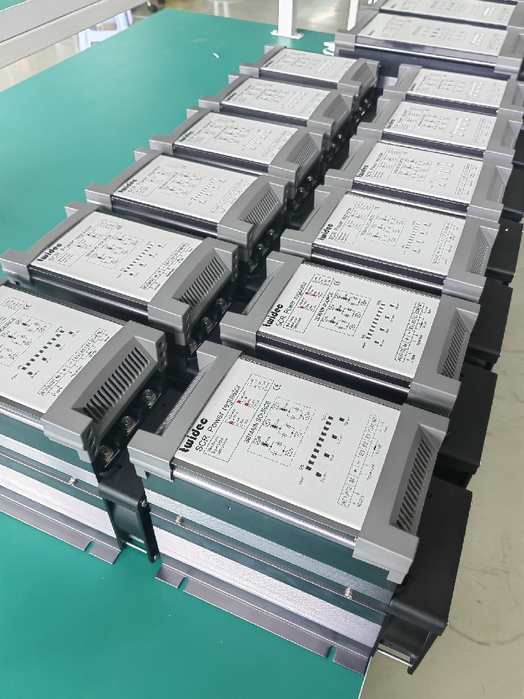 若何实现多台电力调整器的协同工作以满足复杂的电力节造需要？