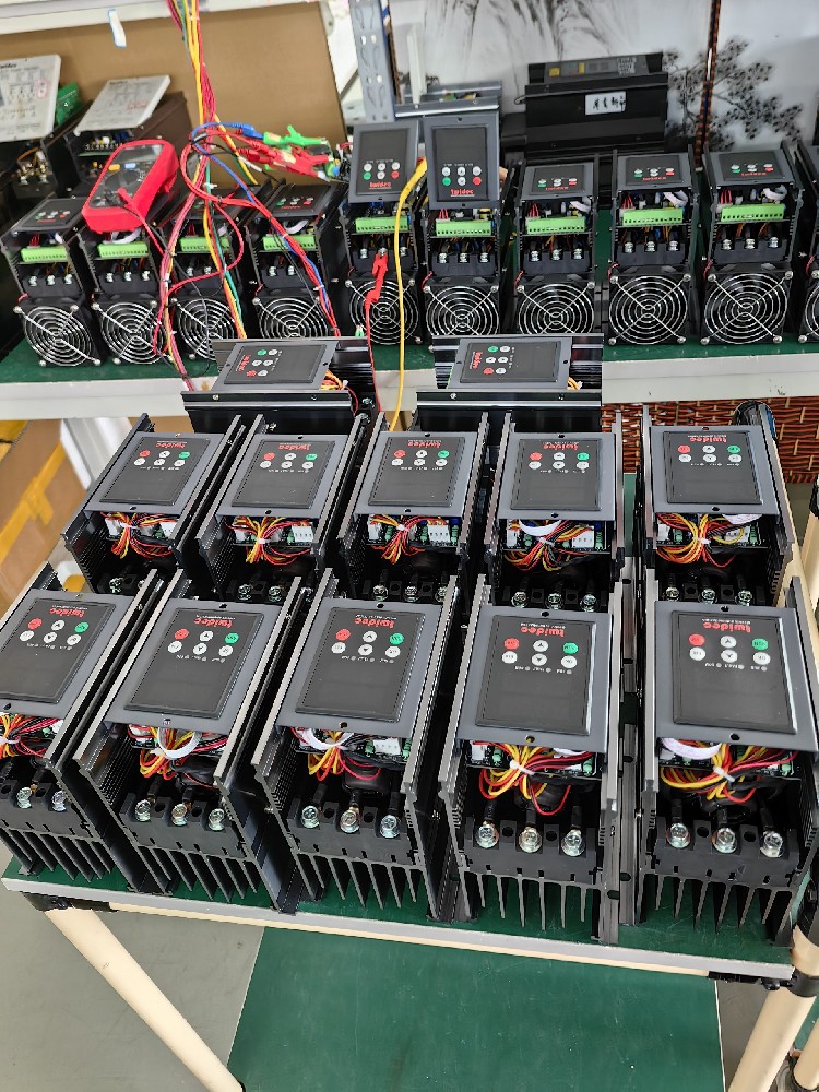 对于幼功率且对精度要求极高的尝试设备，应若何精准选型电力调整器？