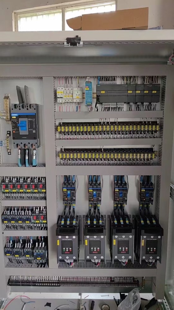 在装置电力调整器时，布线的粗细与材质对其机能有何具体影响？