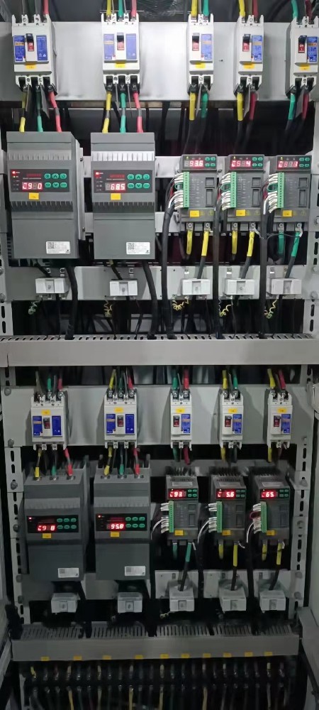 电力调整器在微电网系统中，若何协调分歧能源发电单元的电力输出？