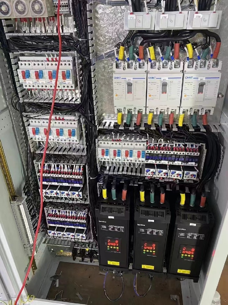 电力调整器运行一段功夫后，显示的电流值与现实丈量值误差较大，是什么原因导致丈量禁绝，该若何校准？