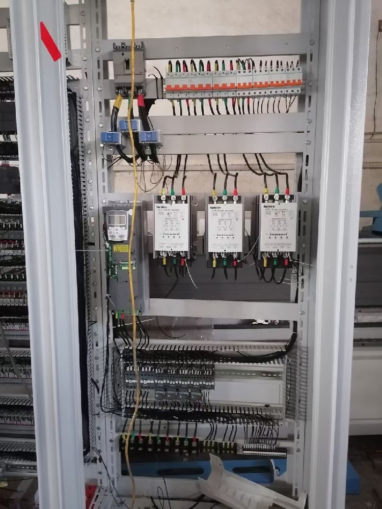 夏季高温高湿环境下，电力调整器运行不不变，时时出现死机景象，该若何应对？