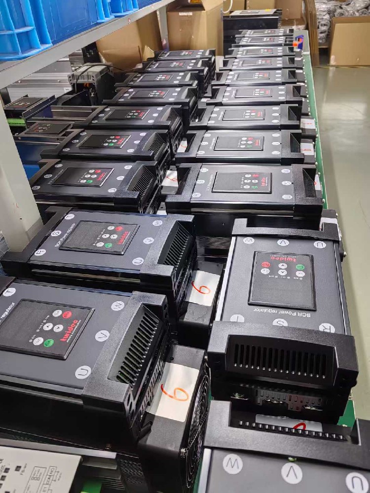 尝试将电力调整器与新的负载设备衔接，却无法正常工作，该从哪些方面排查兼容性问题？